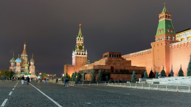Leninovo mauzoleum u hradeb Kremlu a s chrámem Vasila Blaženého v pozadí