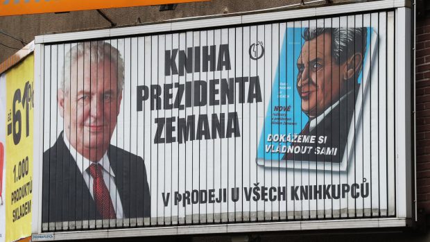 Billboard propagující knihu rozhovorů s Milošem Zemanem