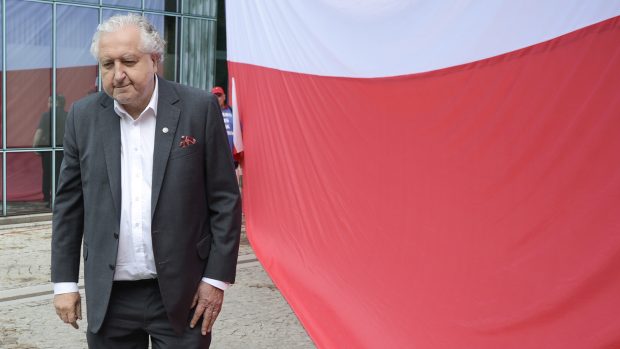 Bývalý předseda polského ústavního soudu Andrzej Rzepliński na snímku z protestu proti reformě nejvyššího soudu letos v červenci