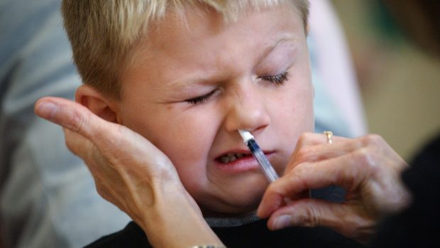 Lékaři vakcínu aplikují vstříknutím na nosní sliznici
