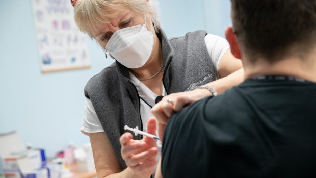 V Česku jsou zásoby pomůcek pro očkování podle šéfa vnitra Jana Hamáčka (ČSSD) na dva měsíce
