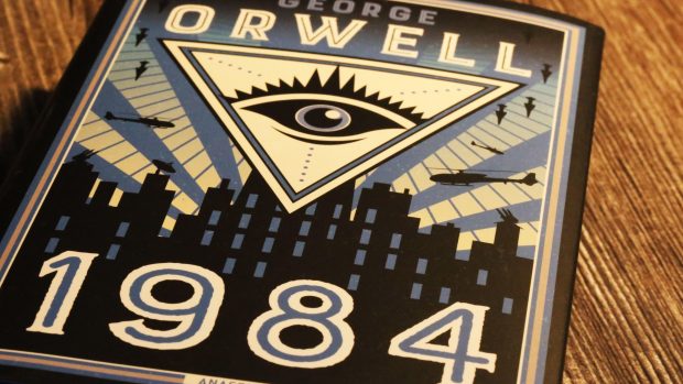 Běloruské úřady zakázaly prodej románu 1984 anglického spisovatele a esejisty George Orwella o životě a špiclování v totalitní společnosti
