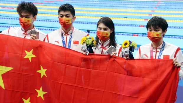 Čínští plavci během olympijských her v Tokiu v roce 2021