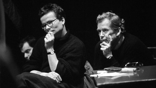 Disidenti Alexandr Vondra a Václav Havel během zakládajícího shromáždění Občanského fóra v pražském Činoherním klubu