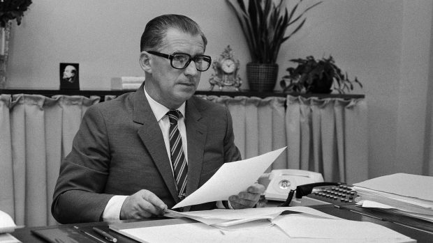 Lubomír Štrougal, tehdy předseda vlády ČSSR, ve své pracovně v říjnu 1984