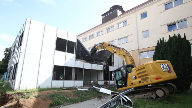 Bourání budovy základní školy v Blansku, která obsahovala zdraví nebezpečný materiál