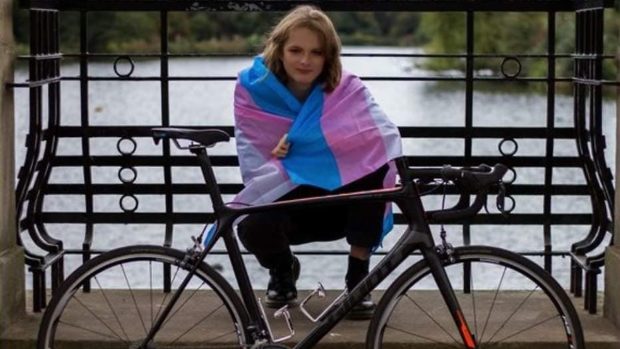 Transgender cyklistka Emily Bridgesová