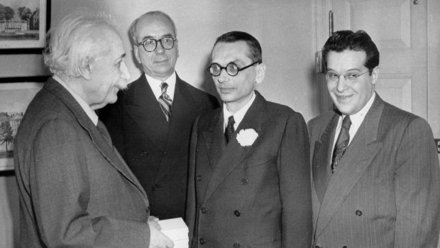 Albert Einstein (v popředí) s Kurtem Gödelem (uprostřed). Na snímku je také vědec Julian Schwinger (vpravo) a filantrop Lewis L. Strauss