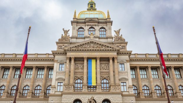 Ukrajinská vlajka na budově Národního muzea (archivní foto)