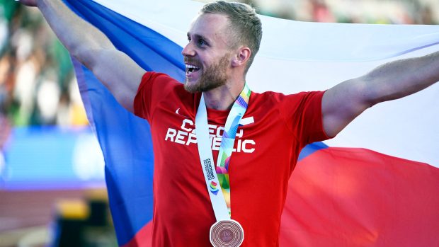 Jakub Vadlejch slaví bronz z mistrovství světa v Eugene