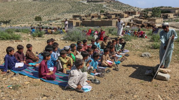 Škola pod širým nebem v Afghánistánu