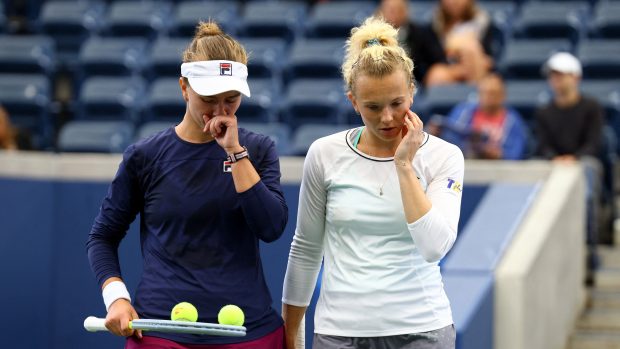 Barbora Krejčíková s Kateřinou Siniakovou v semifinále čtyřhry na US Open