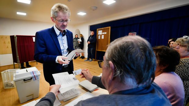 Předseda Senátu Miloš Vystrčil odvolil ve druhém kole senátních voleb