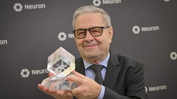 Profesor Pavel Hobza získal cenu Neuron za celoživotní přínos vědě v oblasti chemie