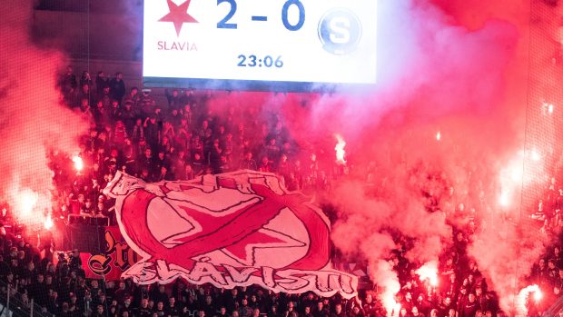 Pyrotechnika fanoušků Slavie Praha v derby se Spartou