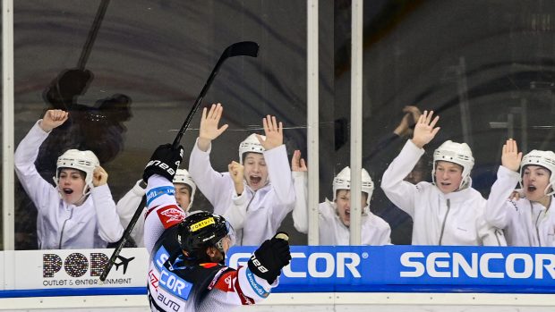 Erik Thorell ze Sparty slaví gól před mladými hokejisty.
