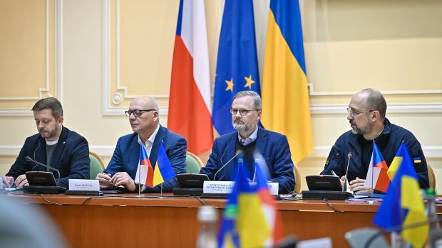 Členové české a ukrajinské vlády po zasedání podepsali memoranda o další spolupráci v ekonomické i politické spolupráci.