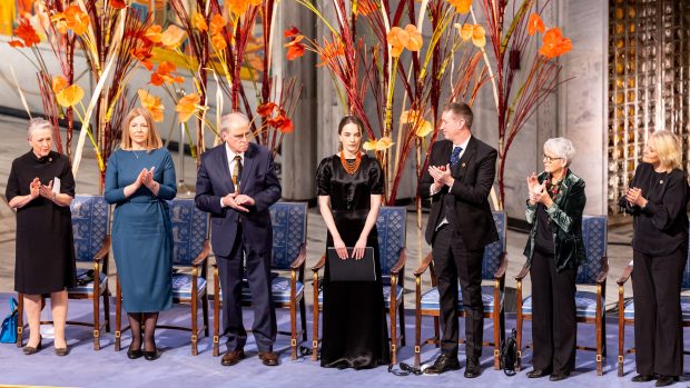 Zástupci letošních laureátů Nobelovy ceny za mír
