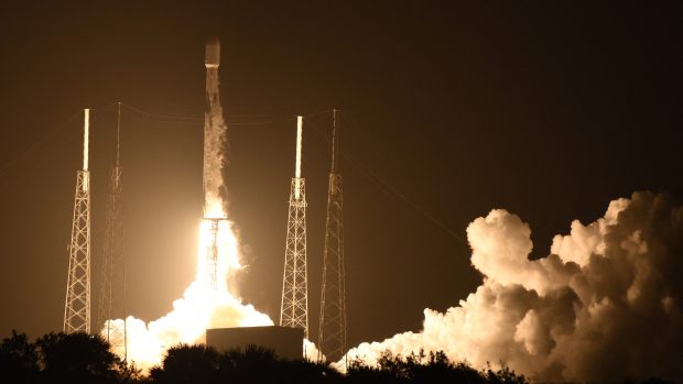 Z americké Floridy odstartovala raketa Falcon 9, která nese na Měsíc lunární vozítko Rašíd