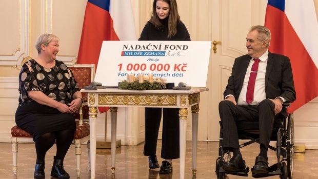 Prezident Miloš Zeman předal spolu s dcerou Kateřinou Zemanovou finanční dar FOD Klokánek, dar převzala předsedkyně FOD Hana Kupková