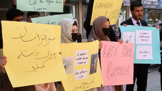 Ženy protestují proti tomu, že jim Tálibán zakázal vstup na univerzity. Teď nesmí chodit ani pracovat do nevládních organizací