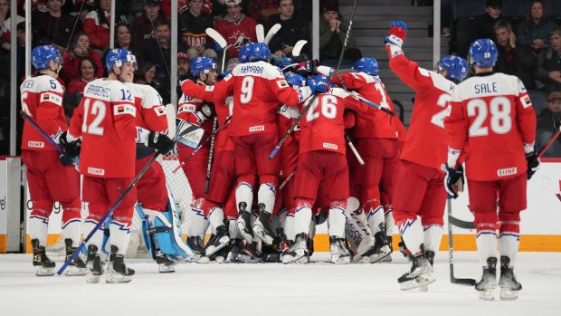 Radost českých hokejistů po výhře nad Kanadou