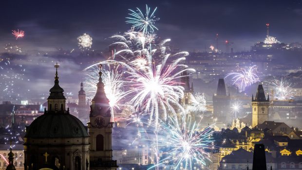 Ohňostroje jsou tradiční součástí oslav příchodu nového roku. Praha je však zakázala