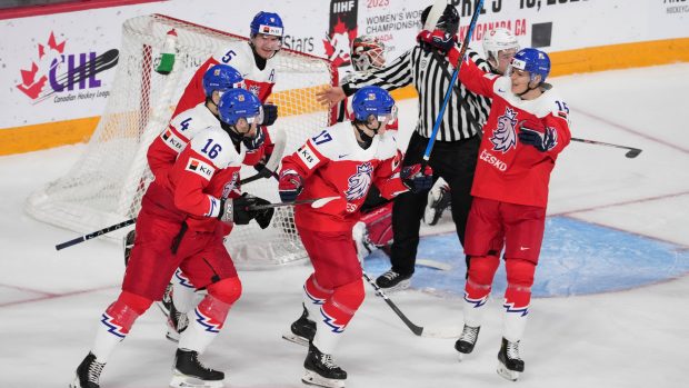 Čeští hokejisté se radují z gólu na 3:1