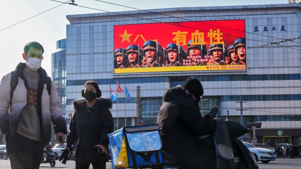 Billboard k cvičení čínské armády, při kterém vyslala k Tchaj-wanu desítky letounů