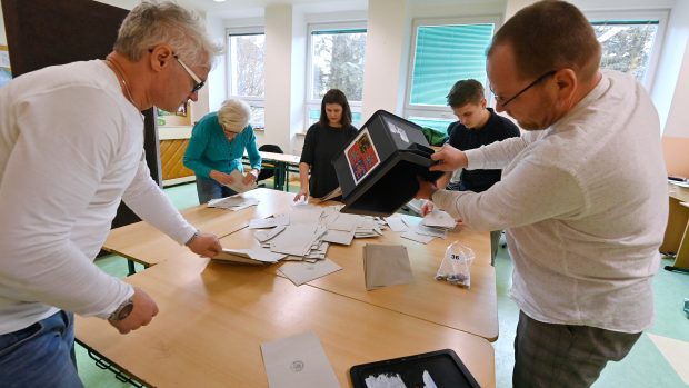 Členové volební komise v Jihlavě sčítají odevzdané volební lístky po skončení prvního kola prezidentských voleb