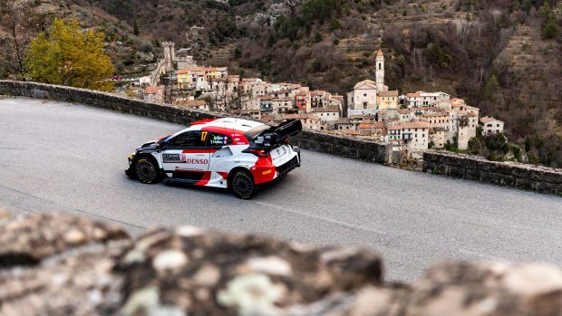 Sébastien Ogier se spolujezdcem Vincentem Landaisem v serpentýnách Rallye Monte Carlo