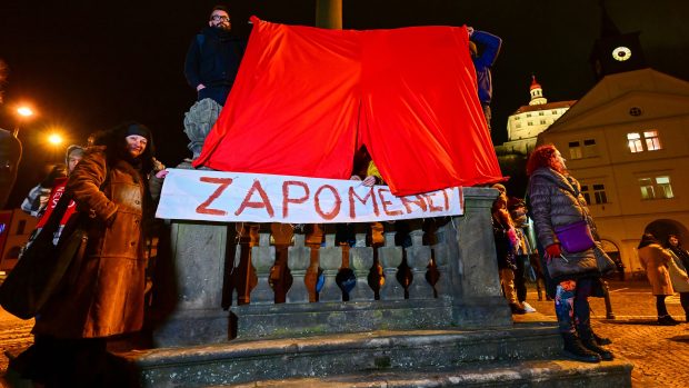 Červené trenýrky na mítinku Miloše Zemana v Náchodě