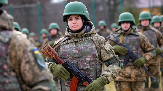 Členka ukrajinské armády na slavnostním nástupu vojenské akademie ve Lvovském regionu