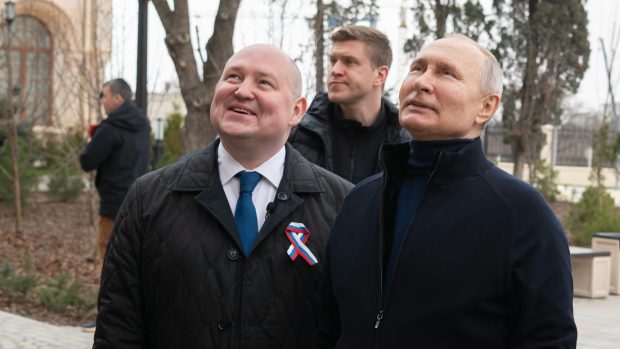 Ruský prezident Vladimir Putin na návštěvě anektovaného Krymu v doprovodu sevastopolského gubernátora Michaila Razvožajeva