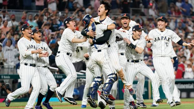 Japonští baseballisté slaví vítězství ve World Baseball Classic