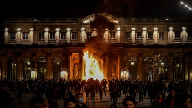 Během protestů došlo také k požáru vchodu do radnice v Bordeaux