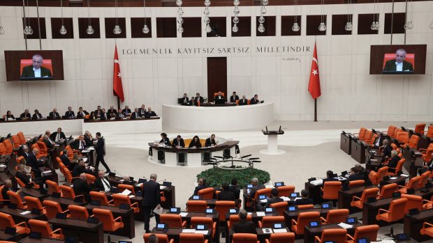 Turecký parlament schvalující přijetí Finska do NATO
