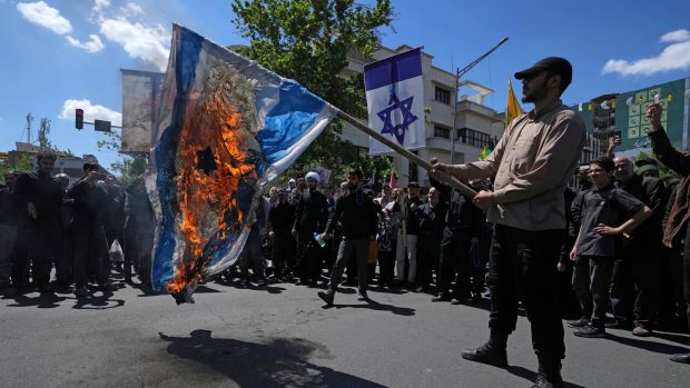 V Íránu zapálili izraleskou vlajku (foto z dubna 2023)