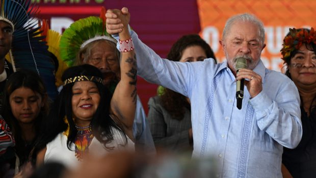 Brazilský prezident Lula da Silva během návštěvy domorodého tábora Terra Livre