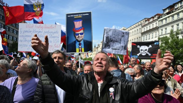 Lidé na Václavském náměstí také drželi transparenty s nápisy „Chceme zpět levné energie“ nebo „Pryč s NATO“ a někteří nesli vlajky KSČM