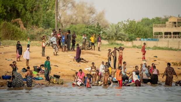 Loď se převrátila na řece Niger v pondělí brzy ráno (ilustrační foto)