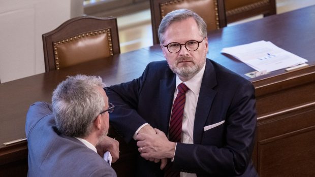 Premiér Petr Fiala (ODS) se stranickým kolegou Markem Bendou při mimořádné schůzi Poslanecké sněmovny ke zpomalení valorizace důchodů