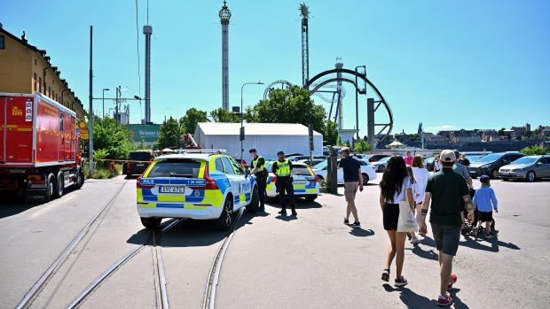 V zábavním parku ve Stockholmu se vykolejil vozík horské dráhy a zřítil se
