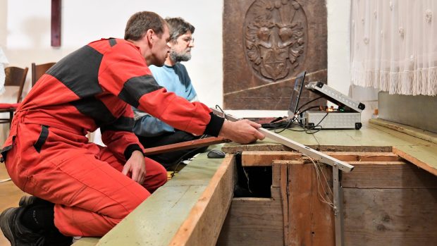 Archeologové zkoumají hrobku Jakuba Krčína v kostele Nanebevzetí Panny Marie v Obděnicích