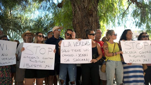 Matka šéfa španělského fotbalu Rubialese se zamkla v kostele a zahájila protestní hladovku. Má podporu dalších žen, které přišly před kostel v Divina Pastora