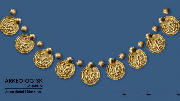 Muž z Norska našel devět zlatých medailonků, tři prsteny a deset zlatých korálků
