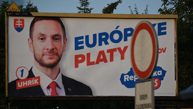 Billboard hnutíRepublika hlásající „Evropské platy pro Slováky“