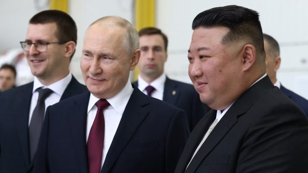 Putin a Kim Čong-Un se sešli na kosmodromu na ruském Dálném východě