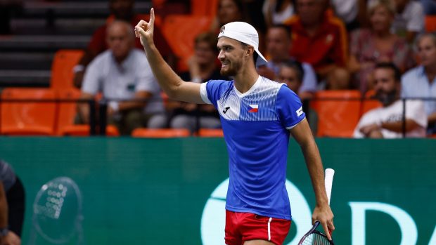 Tomáš Macháč slavil zisk prvního bodu proti Španělům v zápase Davis Cupu