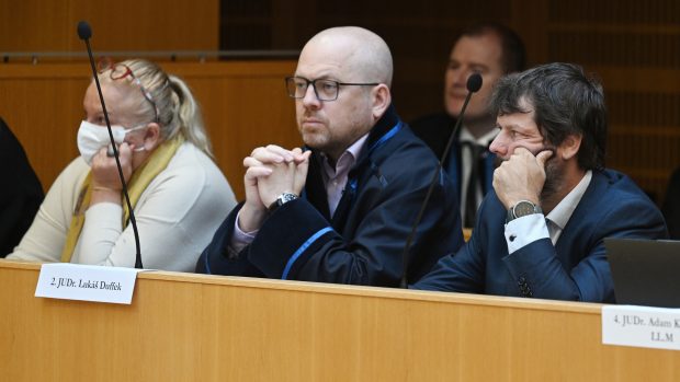 Soud souhlasil s dohodami o vině a trestu, které spolu vyjednal státní zástupce Zdeněk Matula s obžalovanými exřediteli Fakultní nemocnice Bulovka Andreou Vrbovskou (vlevo) a Františkem Novákem (vpravo)